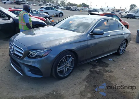 2018 Mercedes-Benz E 300 z USA, uszkodzony, nr VIN WDDZF4JB8JA434973